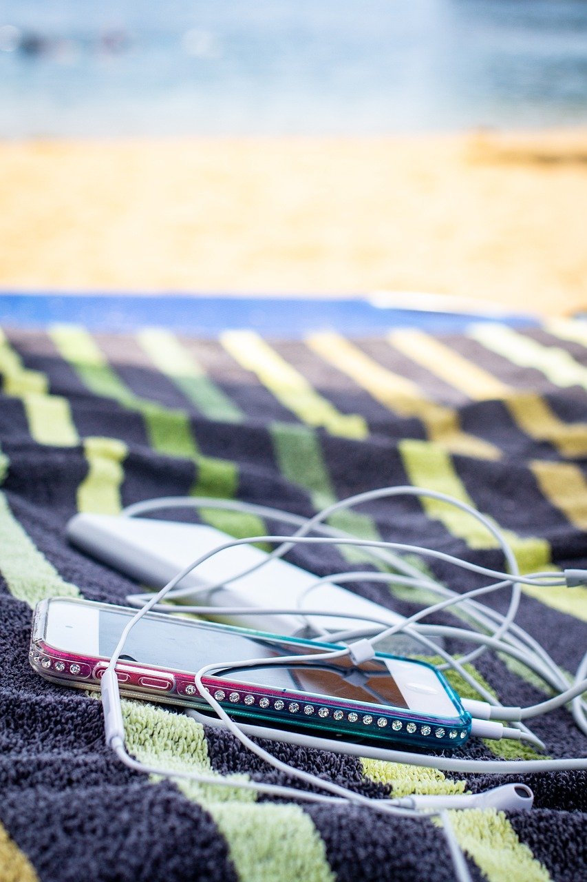 g97f737152a6b1549ed64ce43d5dab5b802c607c5a717895f0b07569d904adf8586651a3fd8beaf607dd3d9410fad190d3000017a7a39f7d11ab5de0ccf204894 1280 5467038 summer, vacations, beach, rest, ipod, headphones, iphone, beach towel, nature, sea, sand, travel, relaxation, holidays, leisure, relax, music, power bank